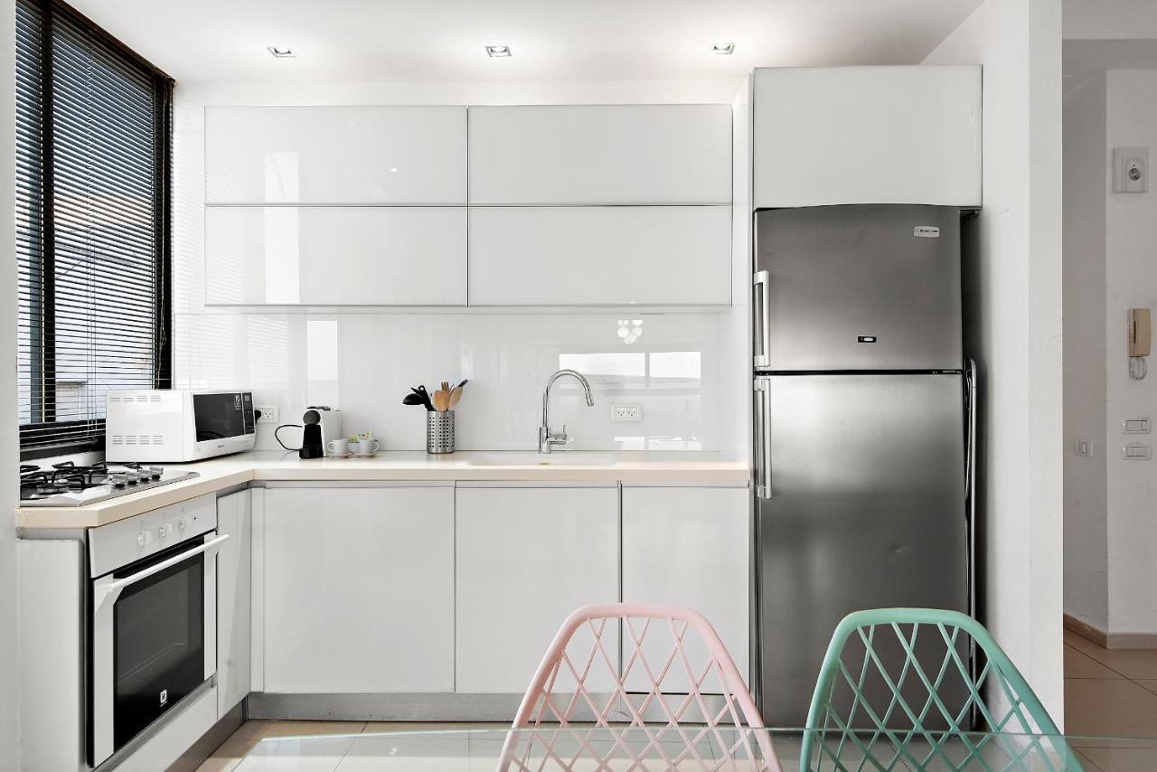 Glorious Renovated Apartment On Top Of The Beach Tel Aviv Eksteriør bilde
