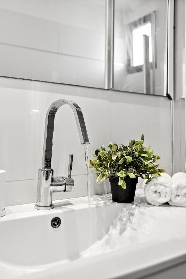 Glorious Renovated Apartment On Top Of The Beach Tel Aviv Eksteriør bilde